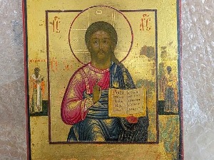 Непријављене иконе међу намештајем  