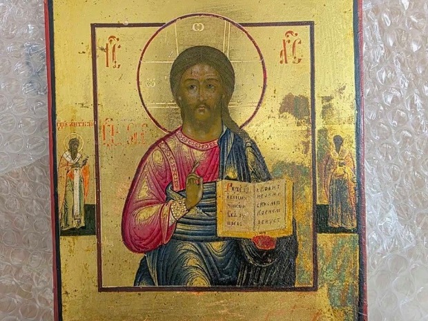 Непријављене иконе међу намештајем  