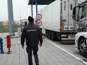 Камиони и даље споро преко Батроваца