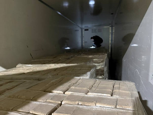 Палете брикета уместо пријављених цигарета