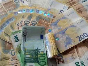 Доњи веш испуњен непријављеним еврима