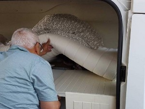 Жена скривена у импровизованој комоди