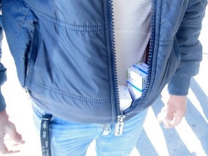 Кутије са лековима сакрио у појасу испод јакне