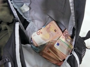 На дну ранца преко 50.000 непријављених евра