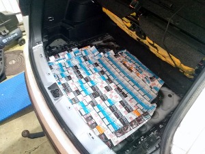 Специјални „бункер“ у поду џипа пун цигарета