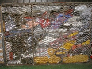 На Градини задржано преко четири тоне сумњиве гардеробе и непријављене девизе