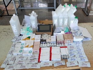 Лекови, накит, парфеми и детрџент у наводно празном комбију