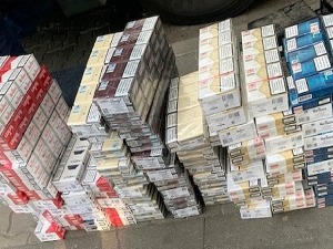 Преправљени резервоар аутобуса пун цигарета