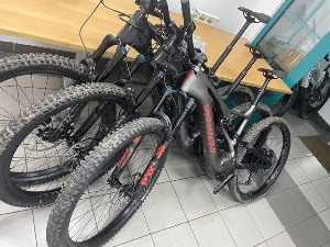 Електрични бицикли испод торби и пешкира 