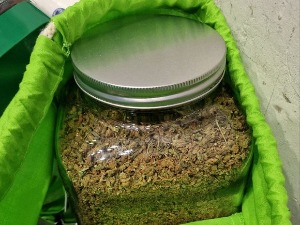 Tегла пуна марихуане међу храном