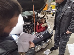 Илегална мигранткиња скривена испод хаубе 