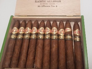 Кофери пуни сумњивих кубанских цигара