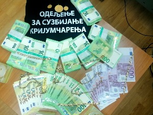 Преко 100.000 евра и 250 грама злата у кесицама за пециво