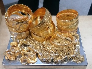 Накит у ранцу, плочице испод седишта