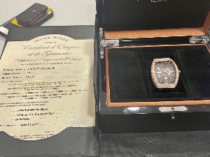 Луксузан сат у џепу сакоа, паковање у пртљагу