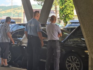 Политика: Затварање рупа на државној међи