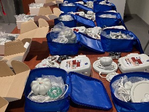 Пртљаг пун апарата за електростимулацију организма