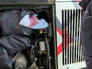 Торбе са гардеробом у тоалету и простору око аутобуског мотора   