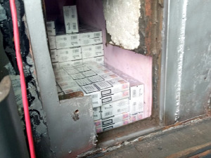 Цигарете откривене у тајном бункеру аутобуса