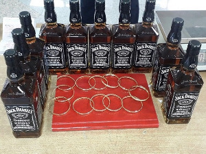 Девизе, виски и златне гривне ушивене у поставу...