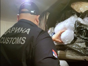 Камионска кабина пуна женских купаћих костима и веша