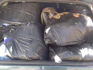 У Пироту заплењен аутомобил крцат сумњивом гардеробом