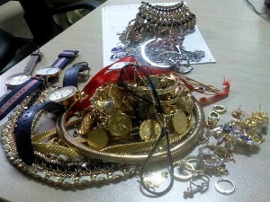 Више од килограм златног накита у доњем вешу и у чарапи
