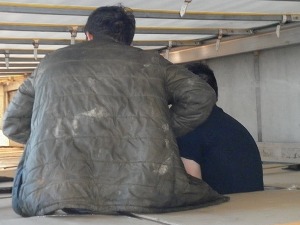 Породице миграната скривене у товарима робе