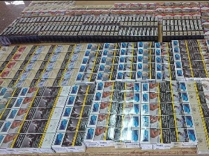 Са пуним коферима цигарета преко границе