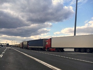 Теретни саобраћај на Батровцима и Шиду и даље успорен