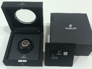 Професор физичког кријумчарио луксузни сат