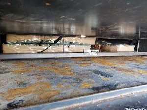 Пакети дроге у тајном бункеру у поду камионета