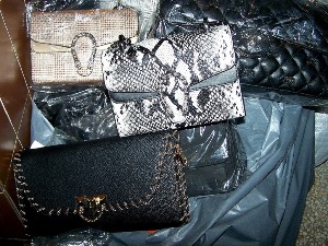 Гардероба сумњивог порекла у камионима и аутобусу