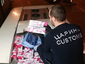 Цигарете сакривене у крову аутобуса