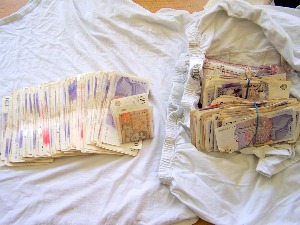 Фунте скривене у поткошуљи и доњем вешу, а еври у џепу панталона