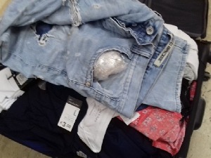 Дрога у доњем вешу, кутији цигарета и џепу спакованих фармерки