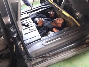 Илегалци „спаковани“ у поду аутомобила