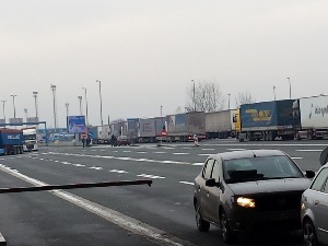 15 сати чекања за камионе на Батровцима