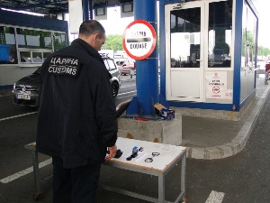 Одузет пиштољ, лисице и омамљивач