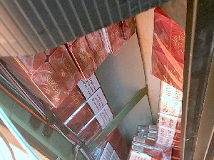 Цигаретe сакривене у вентилацији аутобуса и комбија