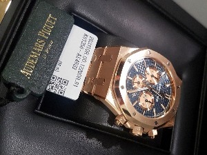 Сат од 50.000 долара у џепу тренерке