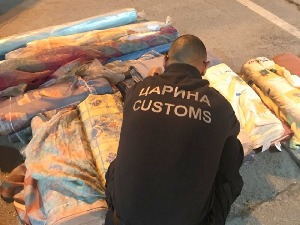 Приколица пуна завеса и мебл штофа