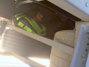 Покушао преко границе скривен испод камиона