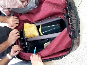 Килограм хероина у дуплом дну кофера