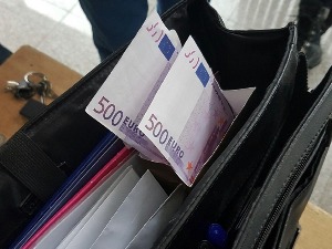 Скоро 100.000 евра у кутији од бомбона