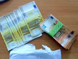 Девизе у доњем вешу, кутији са кексом, џеповима сакоа...