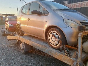 У шлеперу два страна аутомобила без таблица