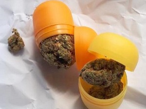Дрога у „киндер јајима“, пластичним чинијама и кутијама цигарета