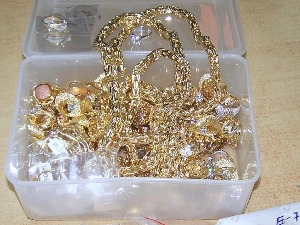 Злато вредно преко пет милиона динара у кутији за храну и флаши