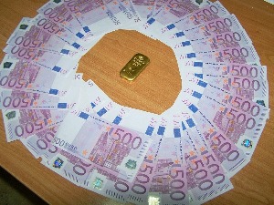 Испод спајалица и селотејпа златна полуга и непријављене девизе